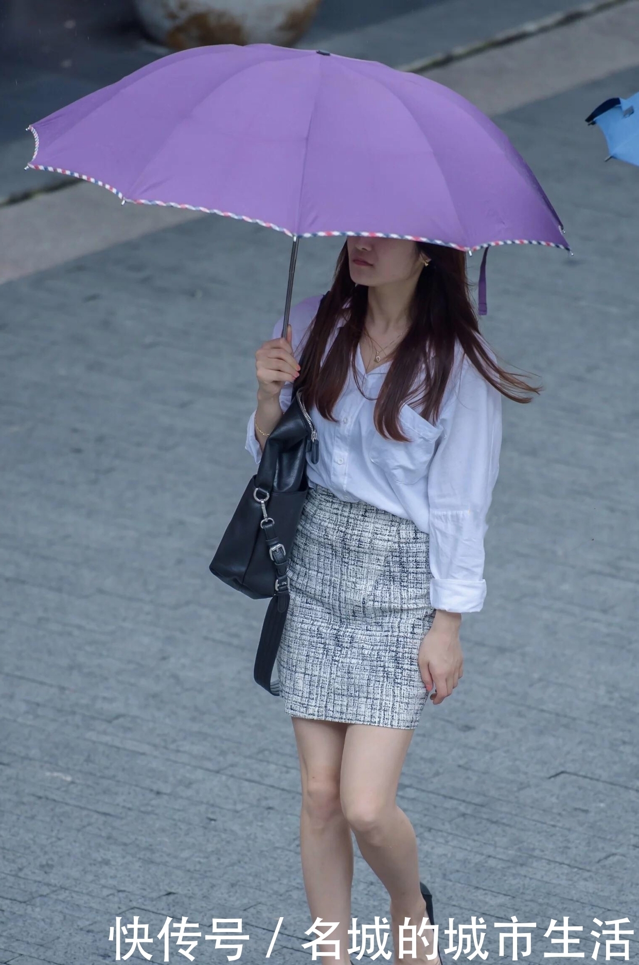 气质|白衬衫搭配灰色格纹半身裙,穿上高跟鞋衬托职业女性气质