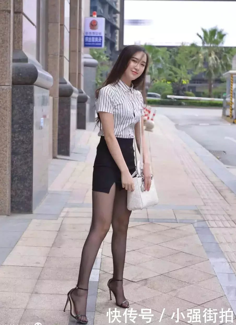 清纯御姐黑丝长腿惹人爱，诱惑力就更加明显了