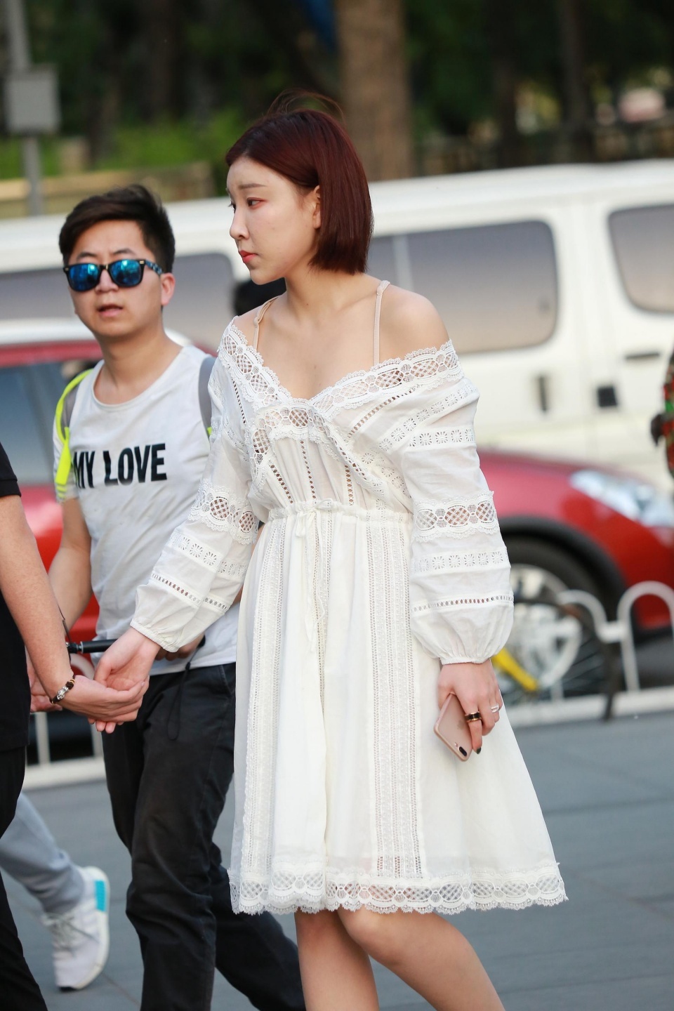 街拍：白色连衣裙美女，网友：后面的大哥像保镖