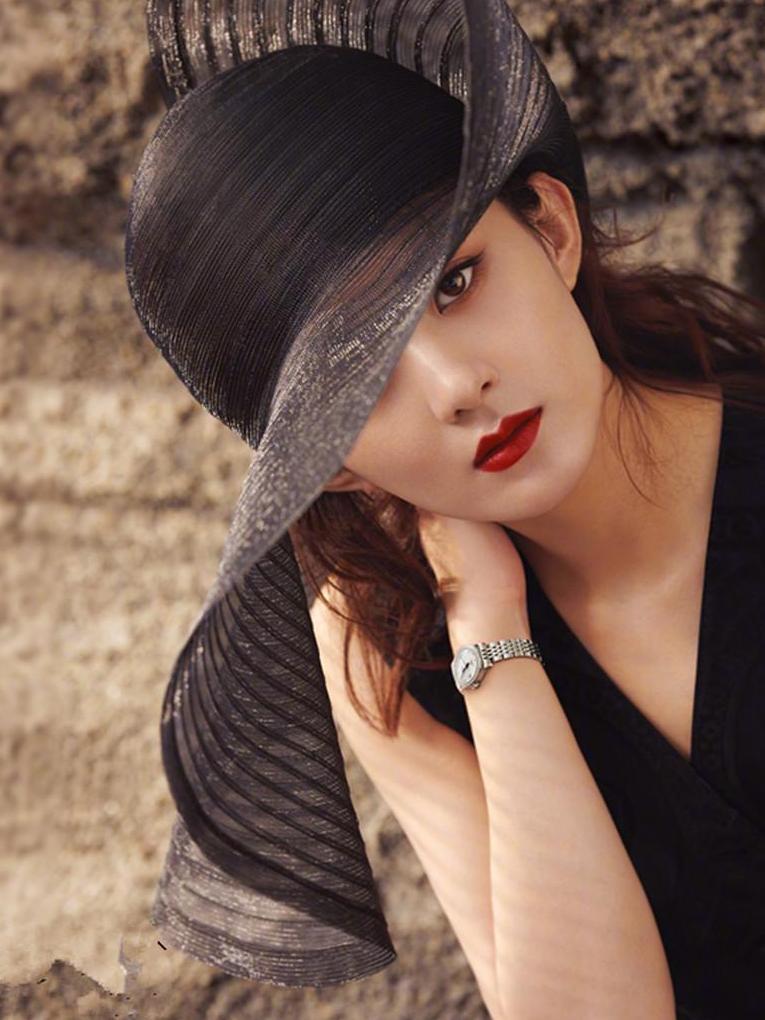 165cm赵丽颖, 穿“雨靴”显腿长, 却被比脸还大的帽子抢镜!