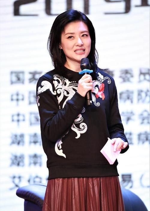女人@女人上了40,尽量别作妖,像周涛这样优雅知性,也是一种时尚之美