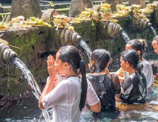 泰国神圣的千年浴场，男女都可在此沐浴，游客着装必须过膝