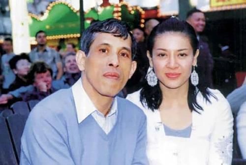 【波浪】42岁西拉米终于不装嫩烫波浪刘海配盘发,高贵成第二个诗丽吉
