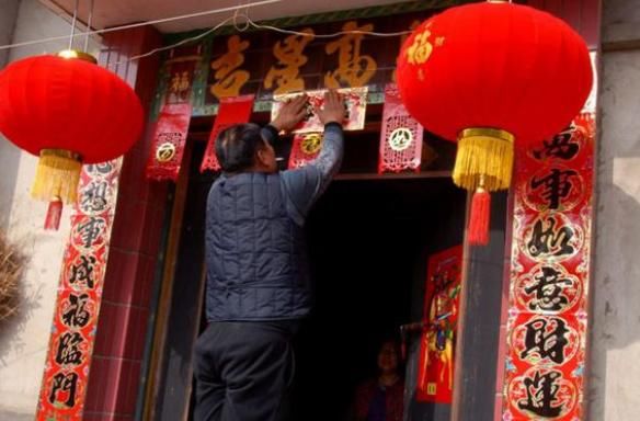 贴春联时候，撕下来的旧春联能不能随意丢弃？农村老人有话说