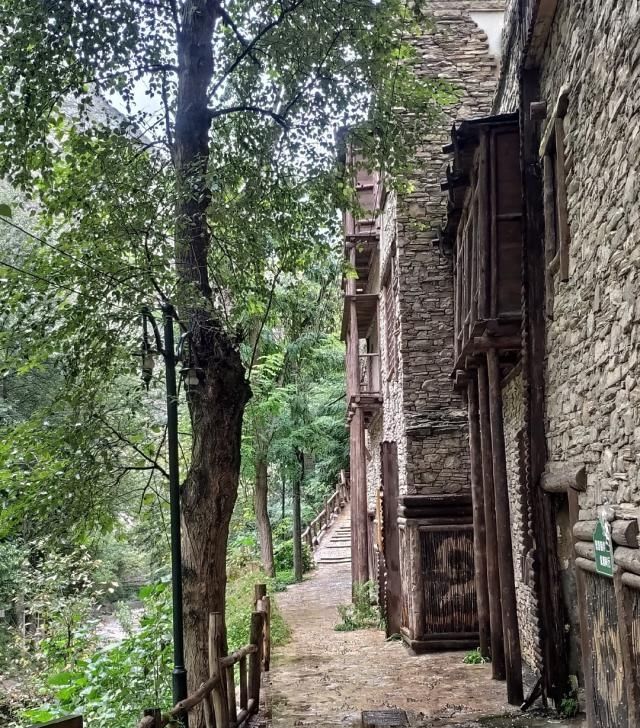 四川最具少数民族风情村寨,寨内有高约40米碉楼,成独特一景!