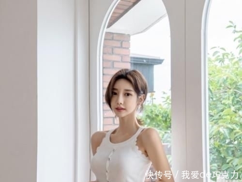 『女神』孙允珠:霓光粉系无袖休闲裙,彰显女神的大气时尚,网友:美翻了