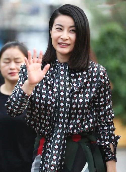 郭晶晶身材发福，衬衫被撑开太尴尬了，好奇豪门阔太吃了啥