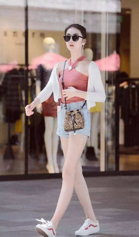 街拍：小姐姐粉色V领不规则吊带裙，衬的姑娘的皮肤白皙光滑！