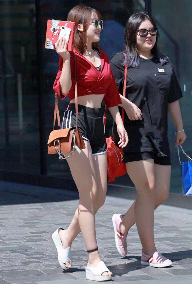 街拍：自信的女生最漂亮, 图1小姐姐丰满身姿吸引全场注目