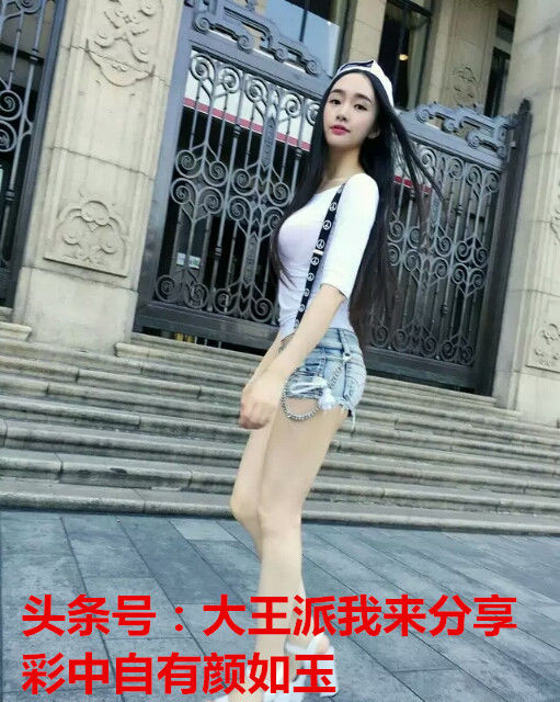 街拍:露脐美女展示魔鬼身材，用超短热裤展示修长玉腿的美女
