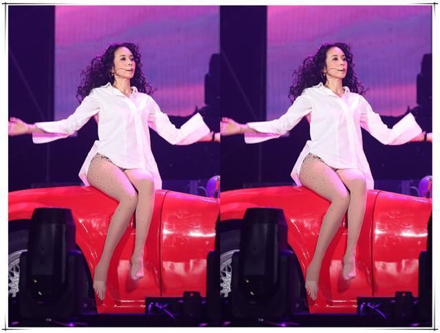 48岁莫文蔚宝刀未老，一件衬衫重回18岁，网友：熟女的杀伤力太大