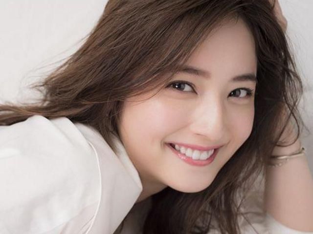 日本最美女星佐佐木希，靠穿搭让自己看起来像18岁的少女