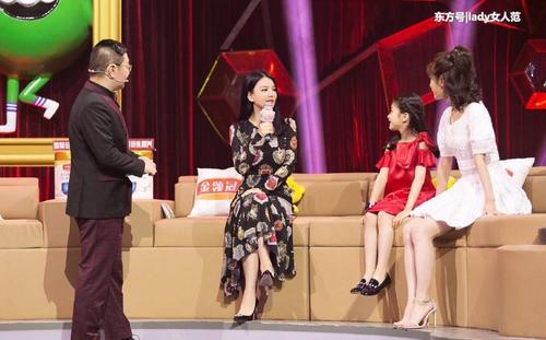 李湘穿长裙录制节目，裙子却遭网友嘲讽：有钱人，全身都是珠宝