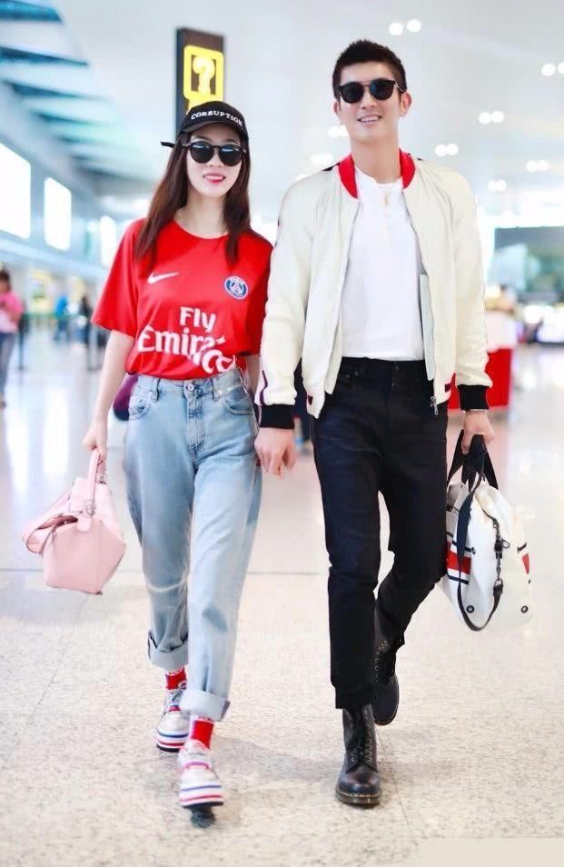 霍思燕这裤子穿多久了?颜色都快洗没了!网友:你的时尚我不懂!