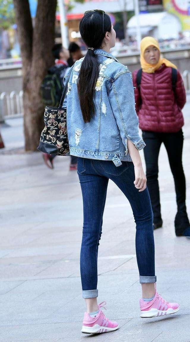 图六肤白貌美小姐姐穿黑色T恤配短裤，简搭穿出时尚感