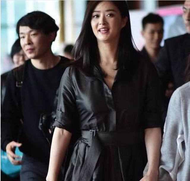 蒋欣出席活动，皮裙都快要撑破了，网友：这是又胖了吗？