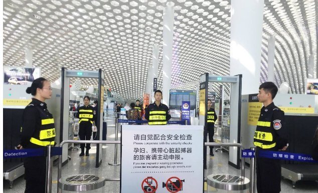 女子身份证照片与本人不符被拦下,要求当场卸妆后,安检员不淡定！