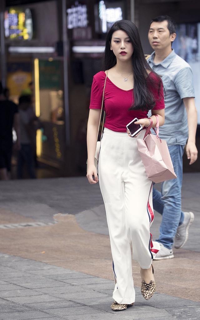 路人街拍，小姐姐热情似火红色短裙成为夏季一道亮丽的风景