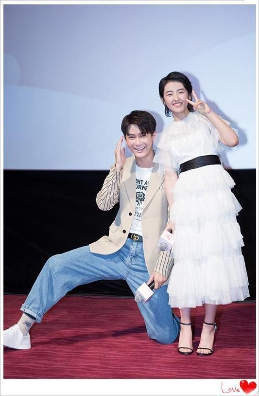 16岁张子枫够狠！脚踩“两根针”亮相活动，网友：还不如不穿呢！