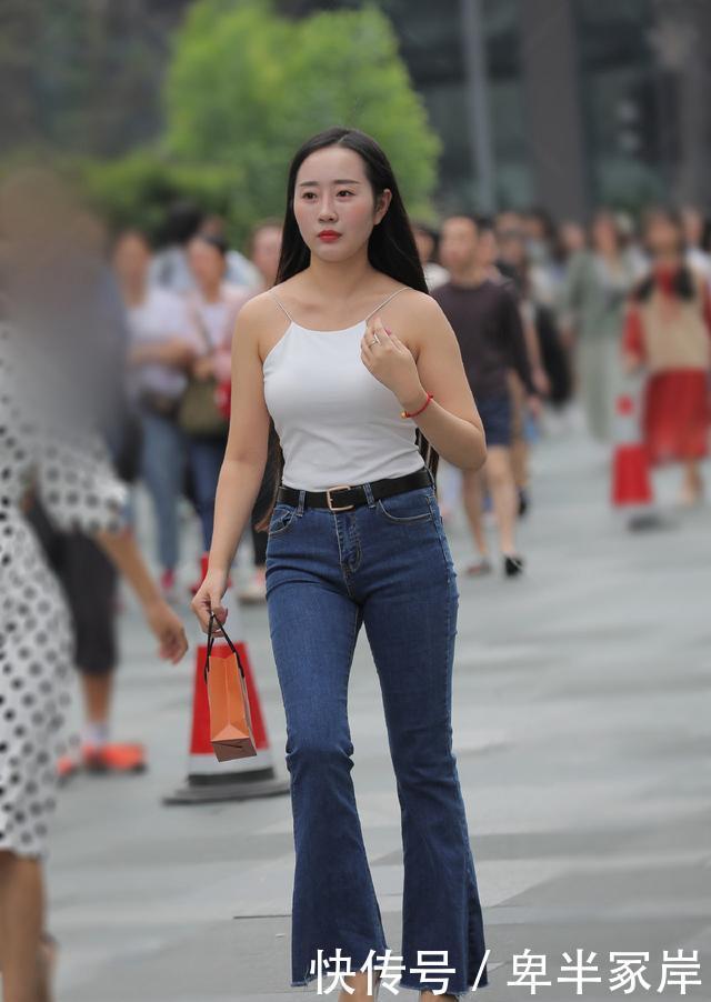  『时髦』开春时节乱穿衣？人手一条的牛仔裤，穿出惬意的时髦感