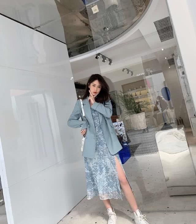  『清爽』春夏季如何穿才雅致显贵，雾霾蓝同类色穿衣搭配清爽舒服，还给你高档次