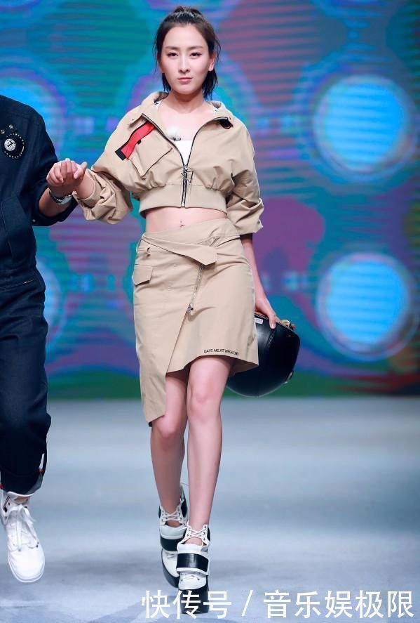 马苏穿30厘米高跟鞋走台，只为了增高，才不管鞋子好不好看！