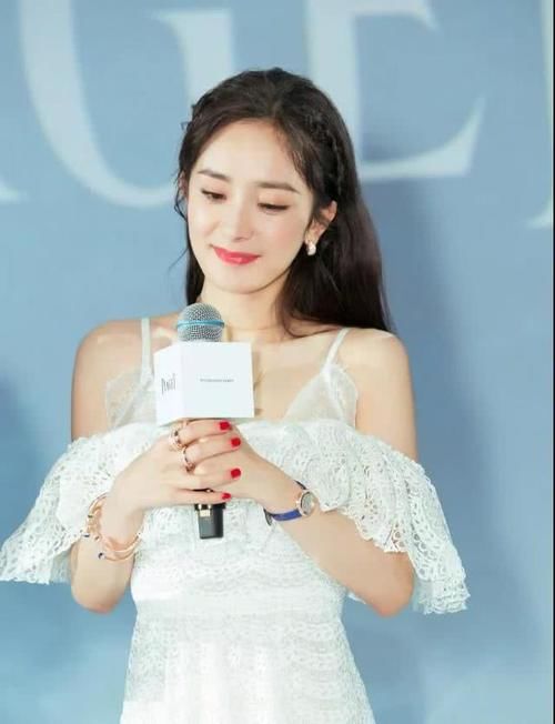 杨幂身穿月光白的蕾丝裙出席活动,宛如仙女下凡,这搭配风格太好了