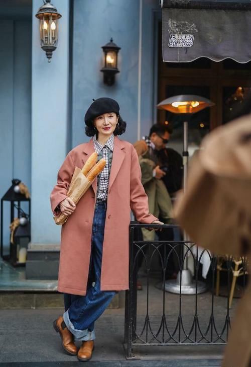  『气质』优雅中年女人，告别老气的“妈妈装”，学三木妈妈时髦穿搭显气质