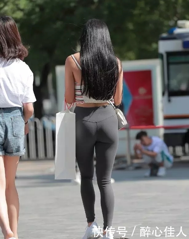 身材丰腴,穿紧身裤的性感美女,尽显迷人背影