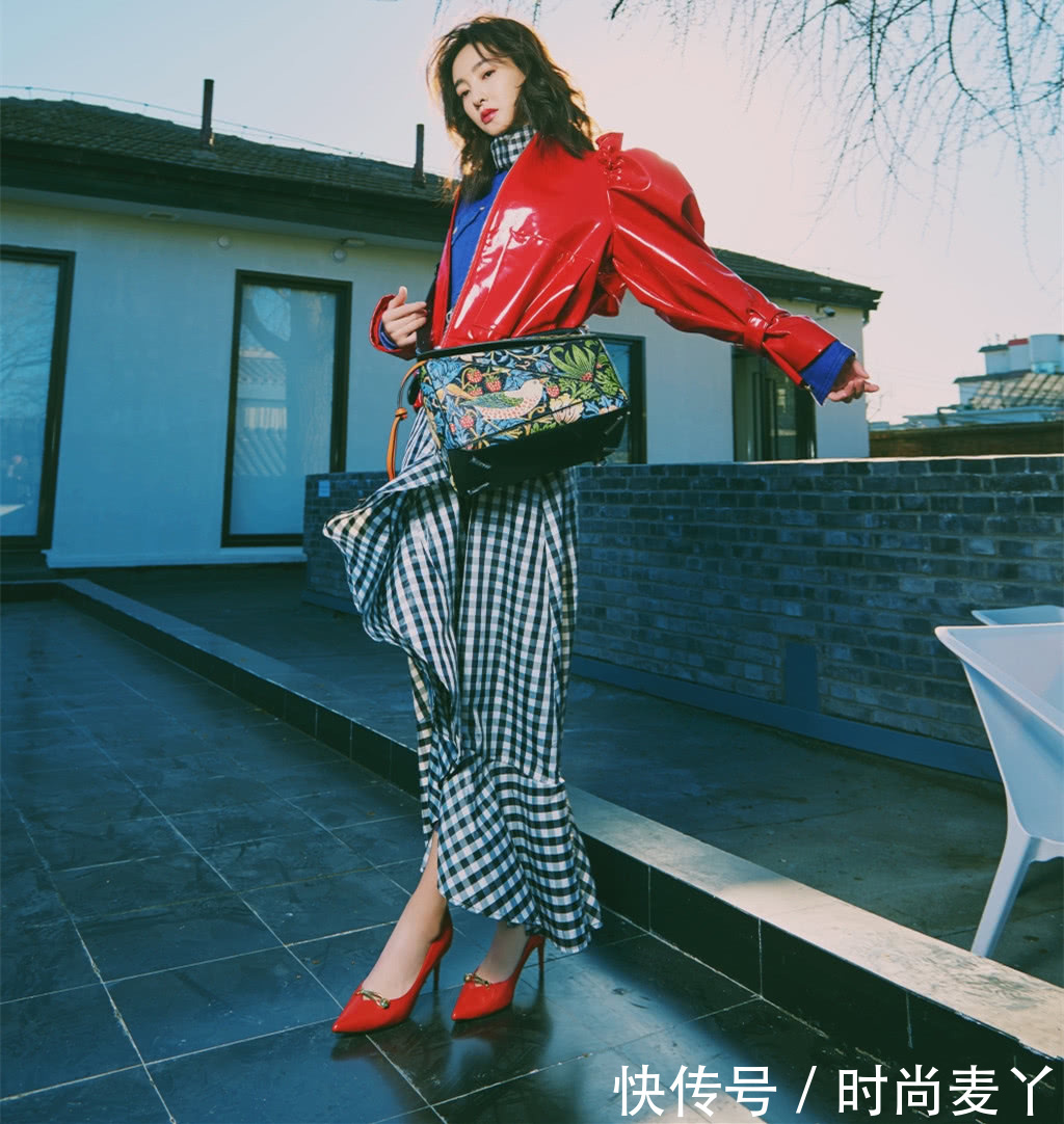 王丽坤真猛！脚踩12cm细针跟也敢出街，脚尖脚背垂成一条直线！