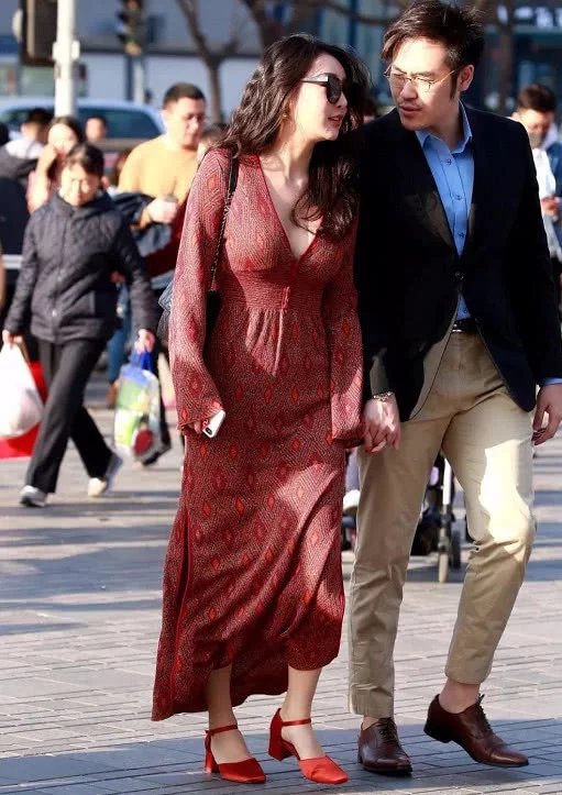 性感小姐姐时尚性感穿衣太吸晴，完美身材前凸后翘让人流连忘返，