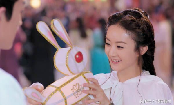 楚乔拿着兔子灯笼开心的瞬间.