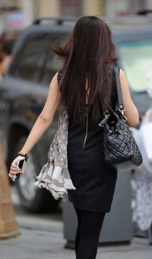 街拍：小姐姐黑色连衣包臀裙配黑丝袜小高跟，成熟性感迷人！