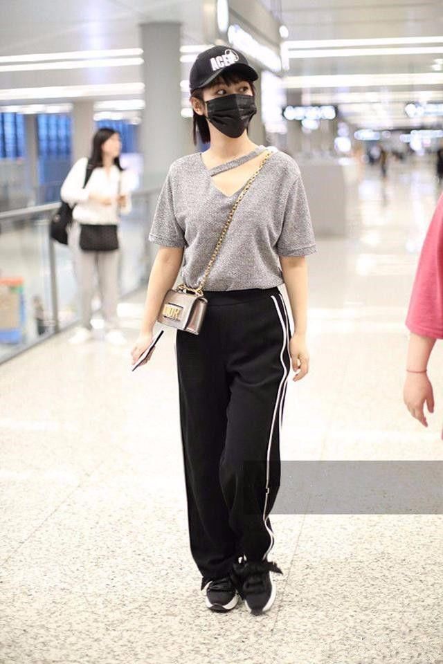 杨紫是假瘦!穿裤子空荡荡的，一穿上短裙，立马暴露缺点!