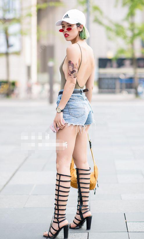 街拍：小姐姐，你确定你这条裤子不是被狗咬坏的吗？