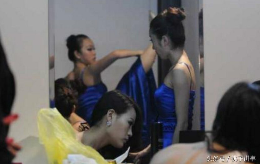 实拍:后台“疲惫不堪”的女模特们，网友:生活很不易!