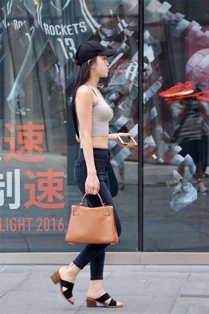 时尚少妇一身紧身穿搭，裹出凹凸身材，这样的身材你们喜欢吗