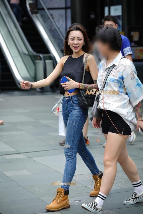 路人街拍，小姐姐的吊带上衣有点宽松，挡不住的好身材