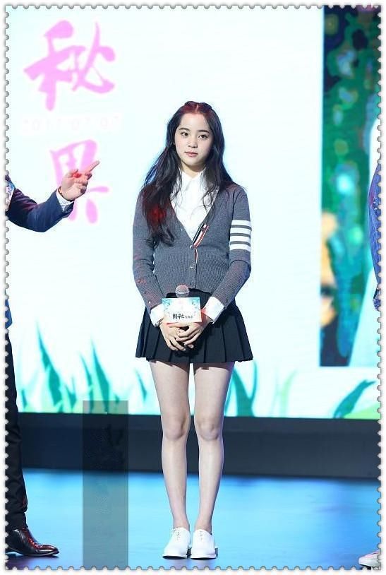 看了宋祖儿膝盖，再看看欧阳娜娜，网友：真是没有对比就没有伤害