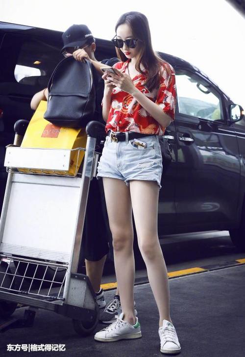 蒋梦婕长出名了，这么短的热裤硬要穿，网友：腿长一米一我都信！