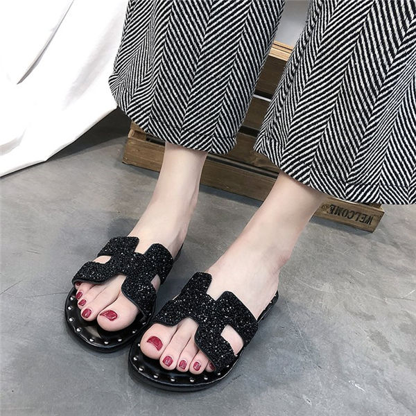 今年最流行的凉鞋，时尚有档次，一双比一双美