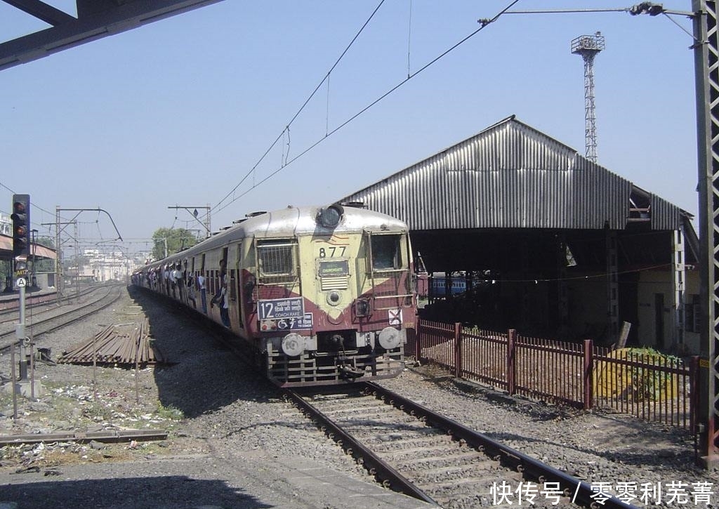  真实@在印度真的有人是“挂”在火车上吗带你去看一下真实的印度