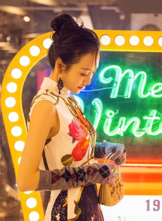 王鸥这身造型绝了，上半身像旗袍很迷人，手套鞋子却让人看傻眼