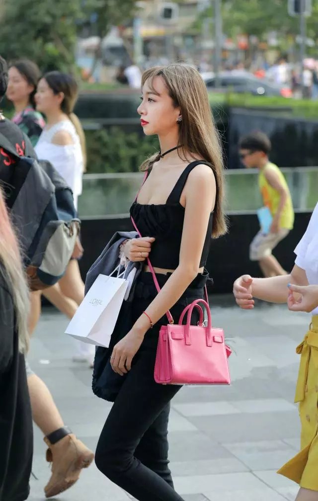 路人街拍，时尚小姐姐穿露脐装显露纤细小蛮腰，大长腿抢镜！