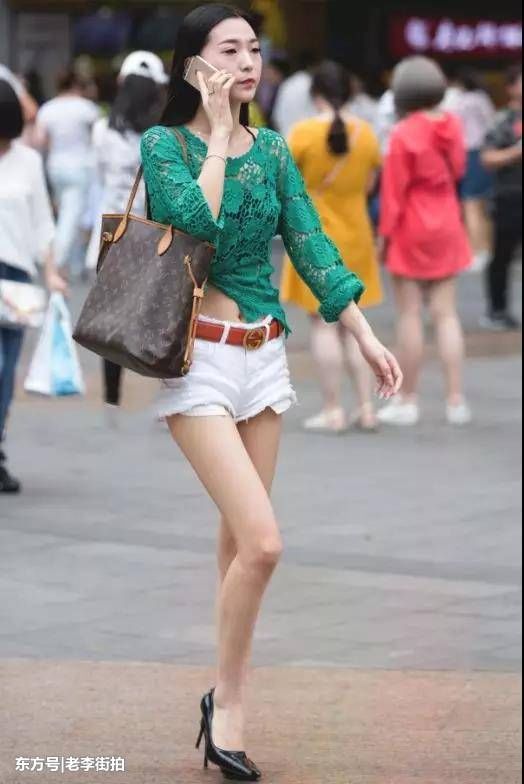 街拍：楚楚动人，身材修长又苗条又性感的美女