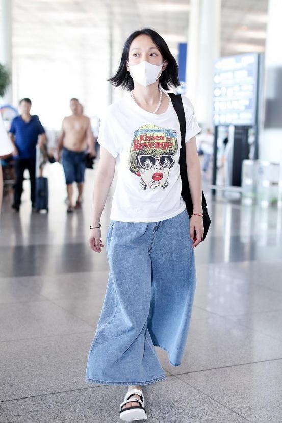 本以为43岁周迅的穿搭够随性了，但看到42岁马伊琍的，我沉默了！