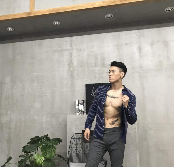 爱健身的大长腿，拥有一张明星脸，胸肌腹肌人鱼线全都有