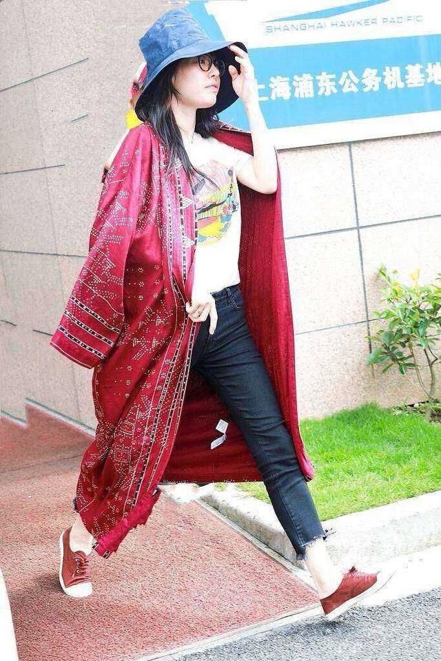 如今的白百何颜值简直跌倒谷底，素颜简直有老了10岁的即视感！