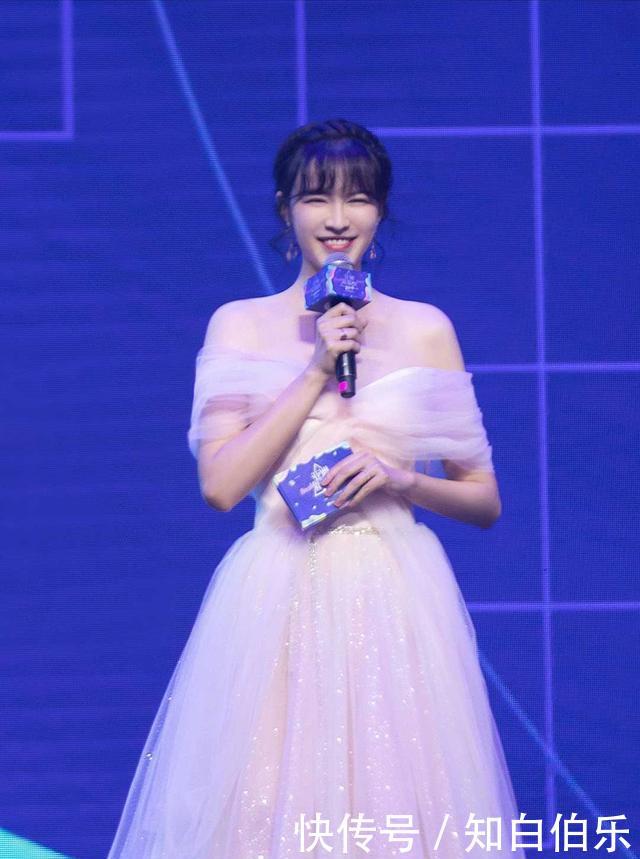 「减龄的效果」李艾气质依旧像超模,穿薄纱连衣裙配齐肩发型亮相,美出新高度
