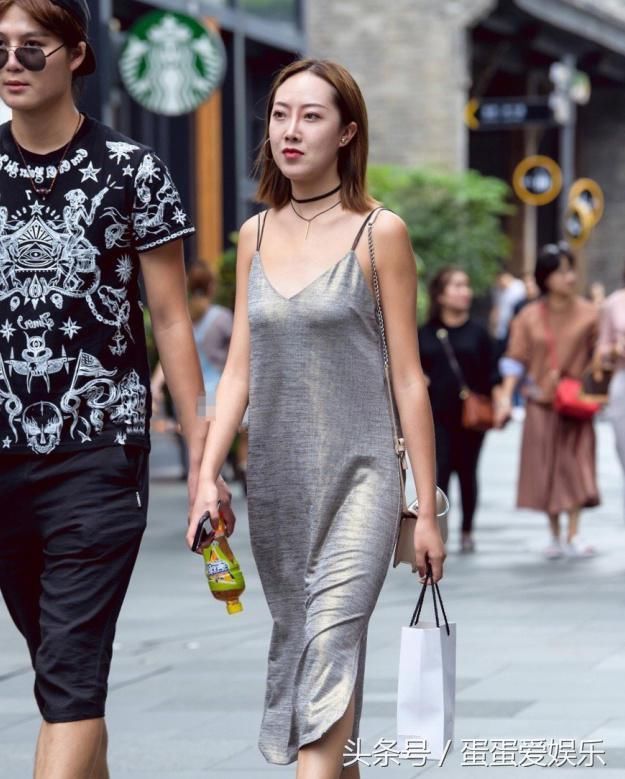 知性小姐姐真空睡衣裹出饱满上围，浑身散发着诱人的魅力